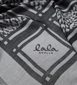 Lala Berlin Tørklæde - Triangle Tilda - Swoosh Black/White