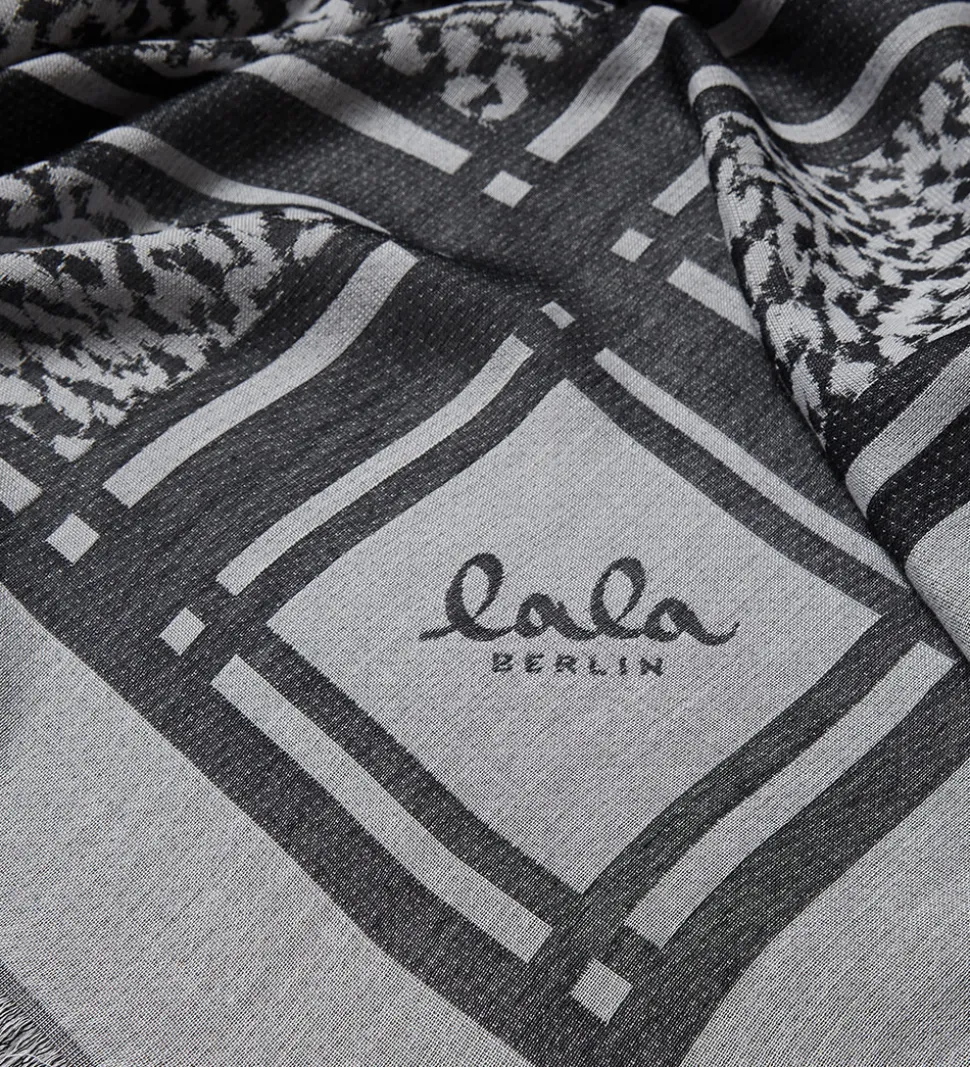 Lala Berlin Tørklæde - Triangle Tilda - Swoosh Black/White