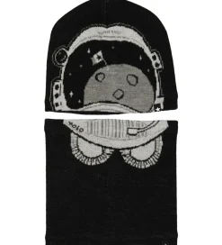 Molo Hue m. Tube - Kleo - Uld/Polyester - Very Black m. Rumhjelm